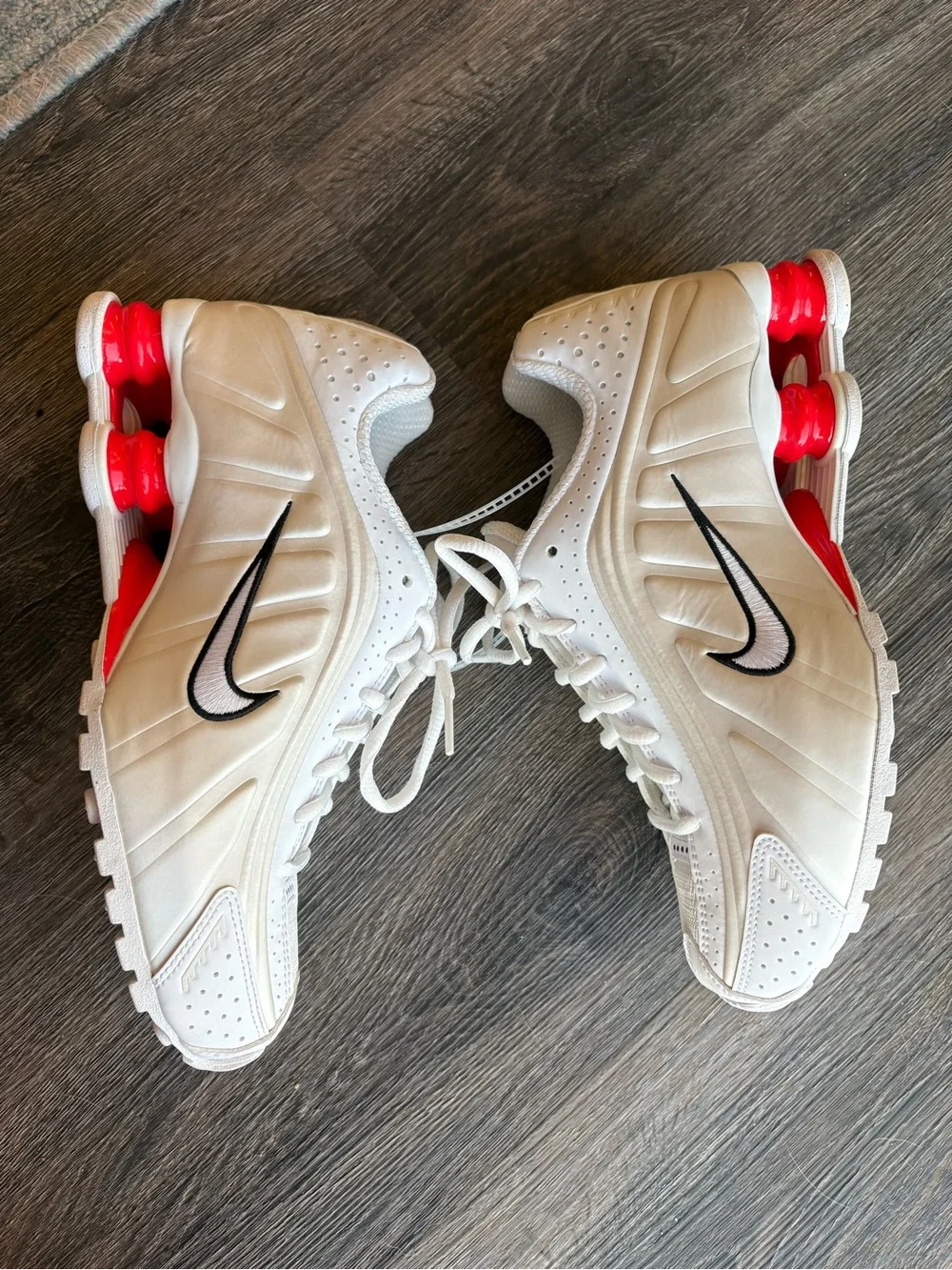 NWOB Nike Shox R4 Sneakers